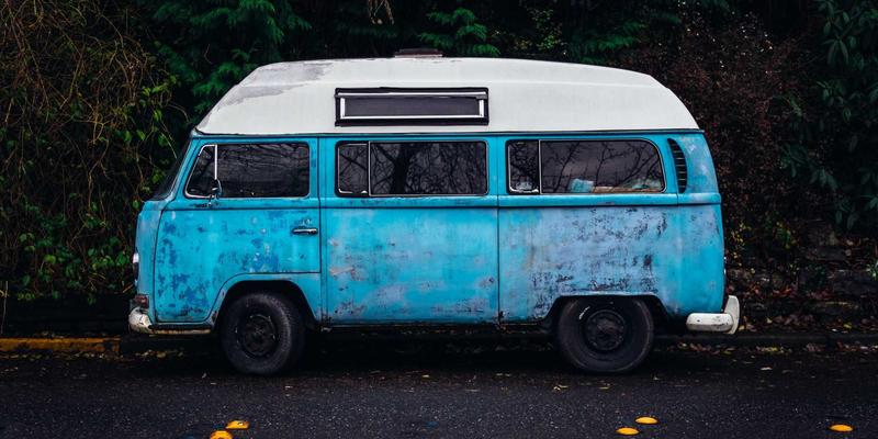 工作服定制新选择:小众设计师品牌 vs 大型工坊(以兴华服装厂为例)