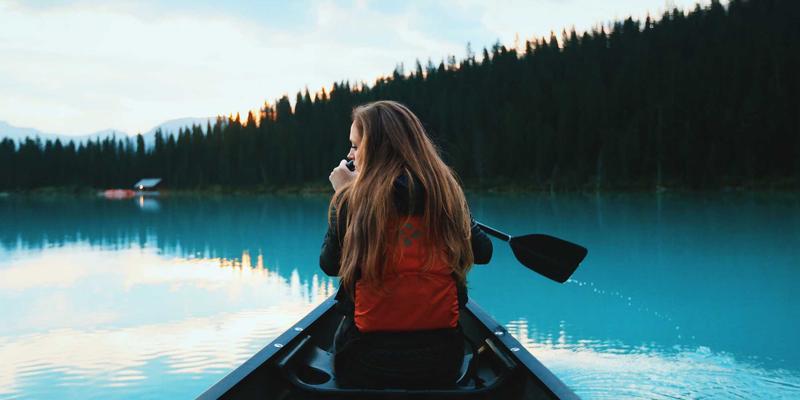 职业装定制面料全攻略:兴华服装厂教你如何根据季节与场合科学选择企业工装